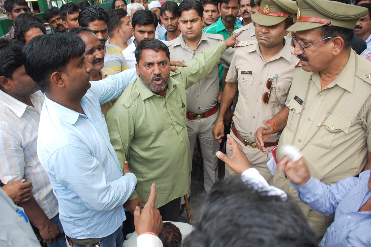 Kick-punches in two groups cleaning staff, belt