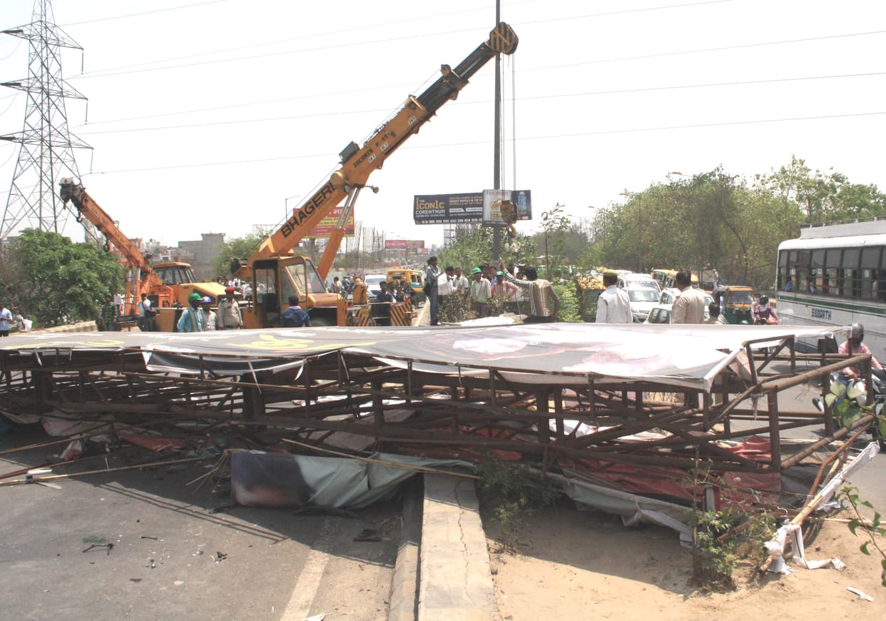 Unipol dropped on three vehicles, 10 wounded, GT Road jam