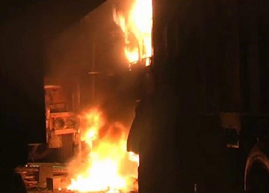 ट्रकों में आग