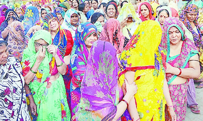 kue se nikala aur fir maar di goli