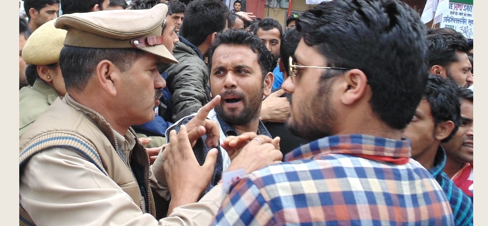 SFI protest and chakka jam at hp university.