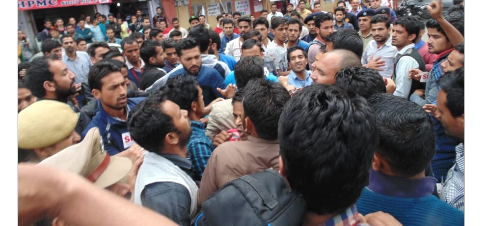 SFI protest and chakka jam at hp university.