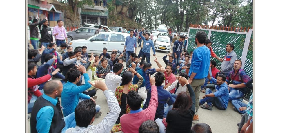 SFI protest and chakka jam at hp university.