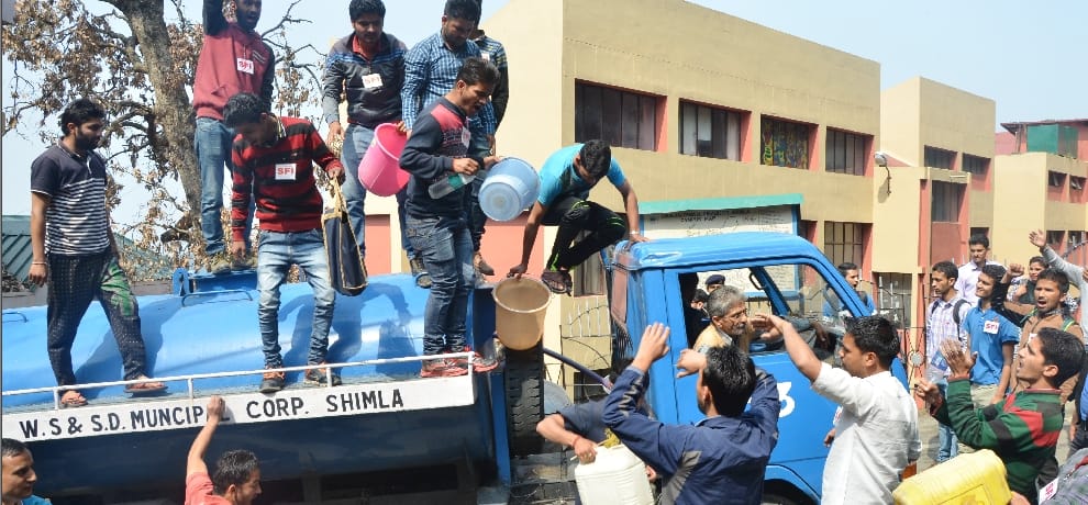 students protest on water crisis at HPU, seized a water tanker.