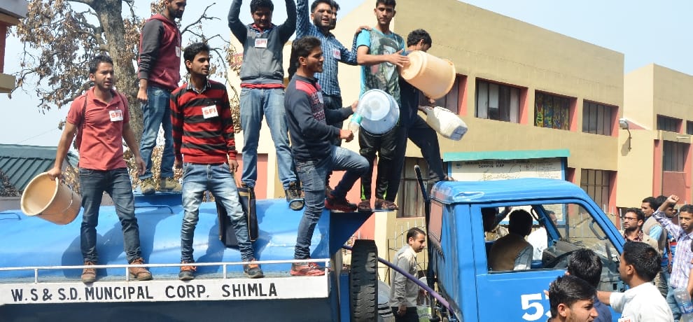 students protest on water crisis at HPU, seized a water tanker.