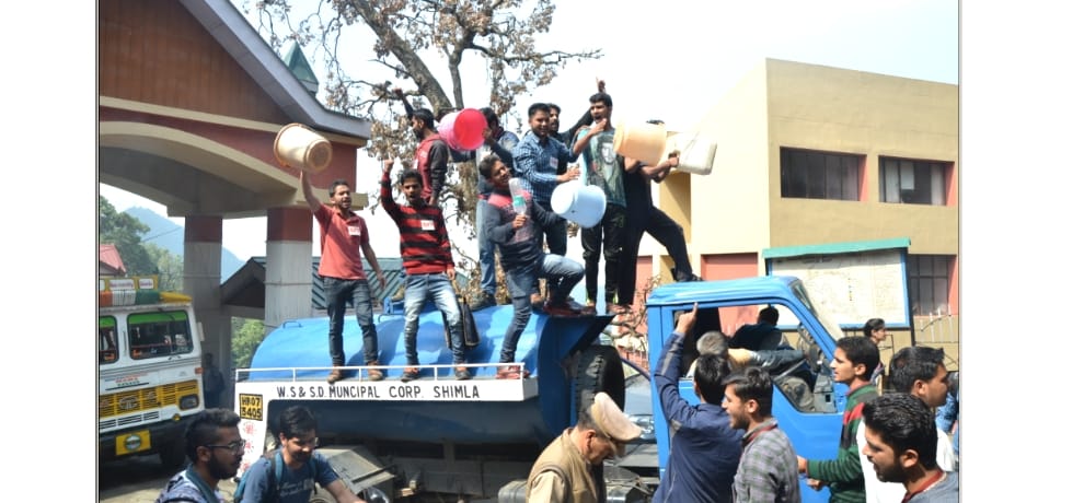 students protest on water crisis at HPU, seized a water tanker.