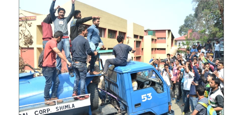 students protest on water crisis at HPU, seized a water tanker.