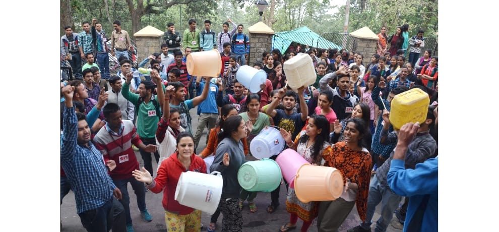students protest on water crisis at HPU, seized a water tanker.