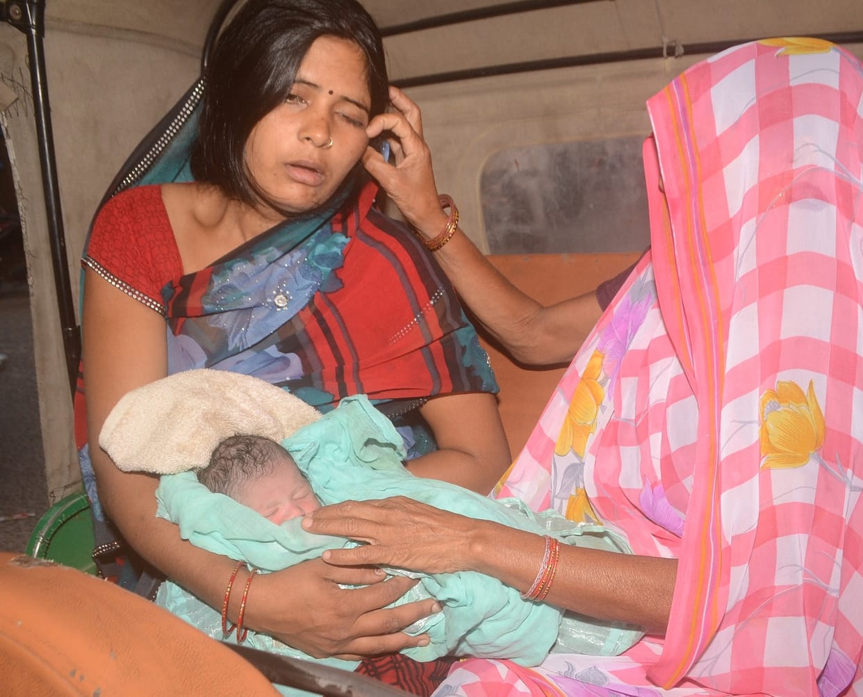 suvidha shulk nahin dene par prasoota ko aspataal se bhagaaya