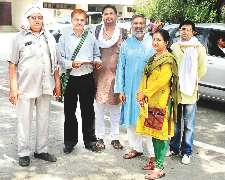 Gang sword raised voice for Tirkkbchane