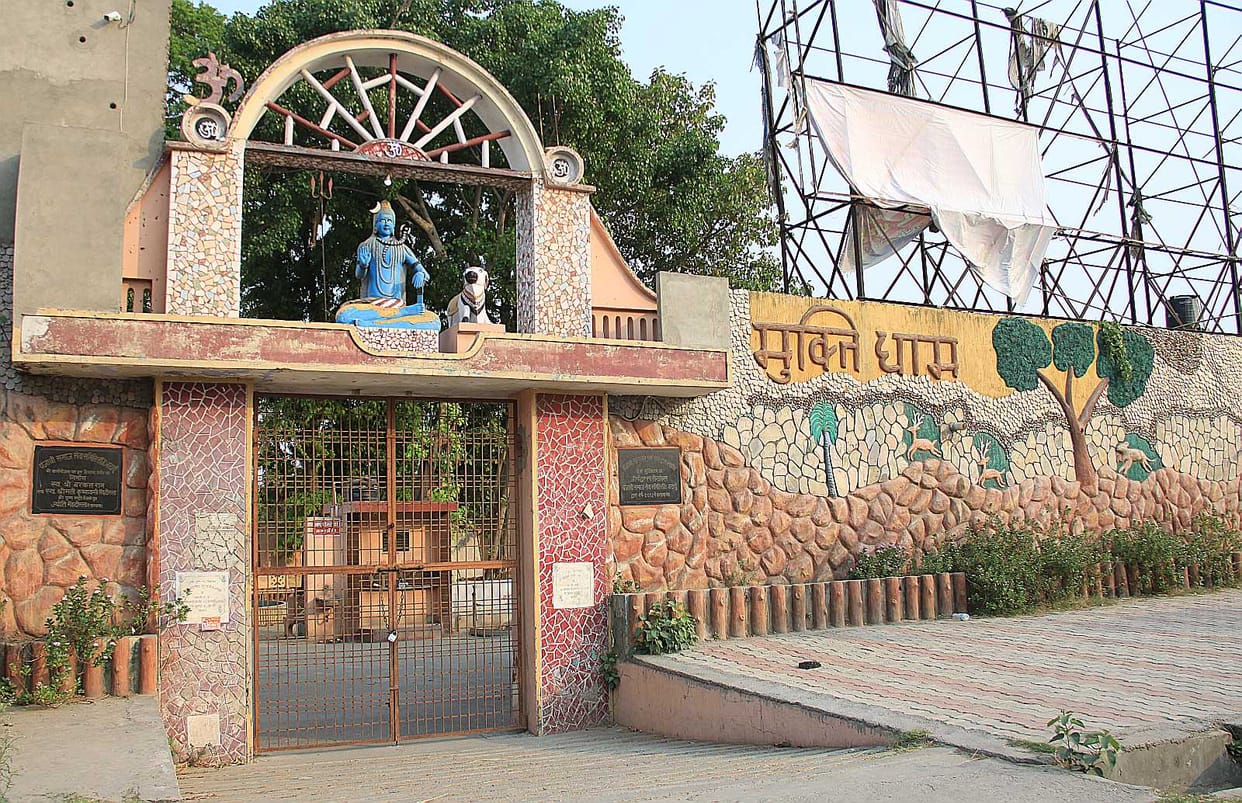 Steals from cremation ashes Tantrik sought by extortion