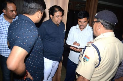 cheenu pandit shoot aakash tyagi in bar.