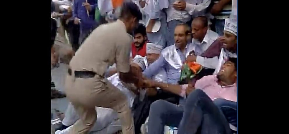 aap protest against agusta westland deal, kejriwal asks modi why u fear sonia ji so much