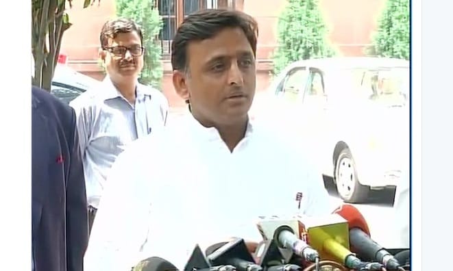Cm akhilesh yadav meets PM modi on drought