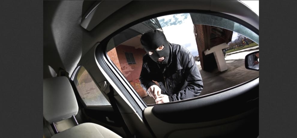  some person robbed a shopkeeper and take away cash and car at una.