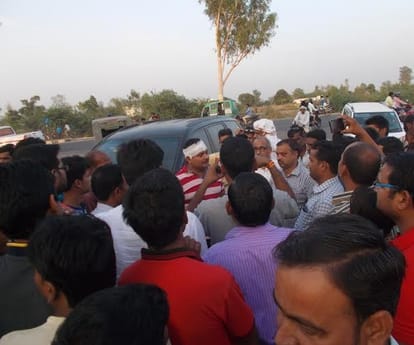 seven injured in firing and manhandling in Lucknow.