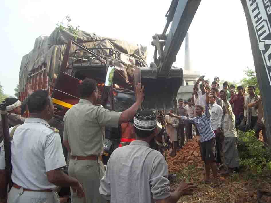 DCM uncontrolled tree Crashed into the driver dead