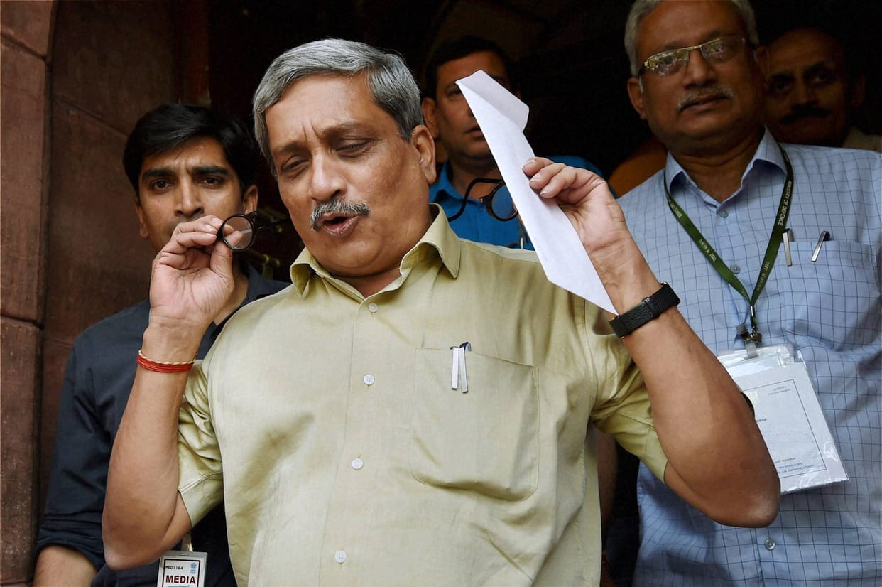 complaint file against parrikar for bribery remarks