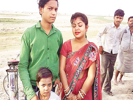 Female bike rider robbers looted jewelery