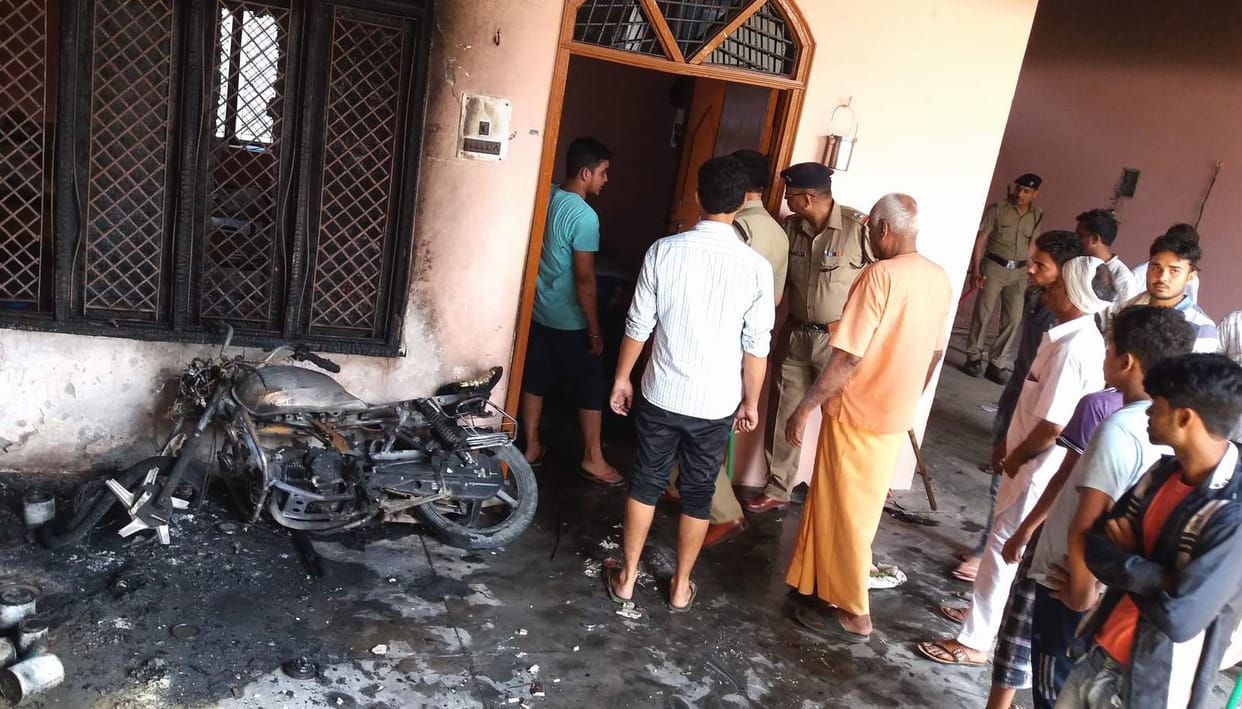 firing in two groups in roorkee, one died many injured.
