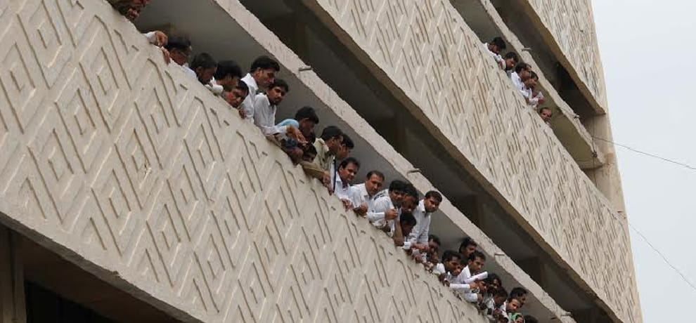 heavy crowed at court to see journo pooja death case accused amit 