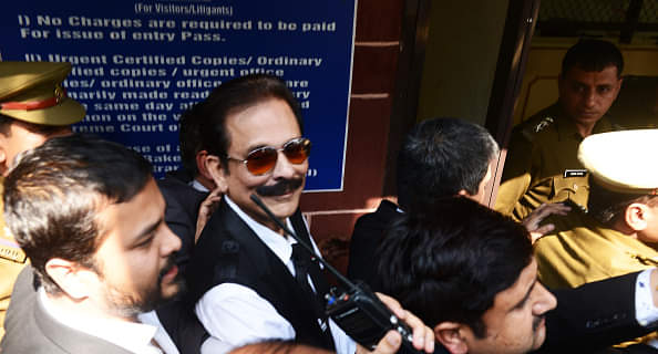 सहारा प्रमुख परोल पर बाहर आए