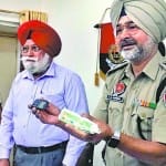 गुरदासपुर जेल में कैदियों ने इस तरह से टूथपेस्ट की ट्यूब में में छिपाए थे मोबाइल फोन। 