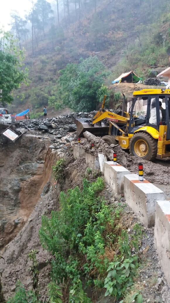 badrinath highway blocked for seven hours