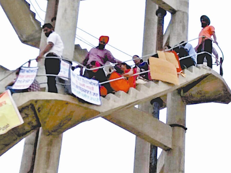 protest, teachers on water tank in bhatinda, bhatinda protest
