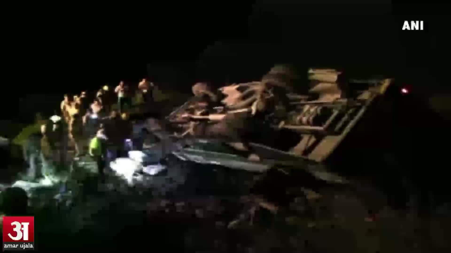 खाई में गिरी बस, 12 की मौत, 43 घायल