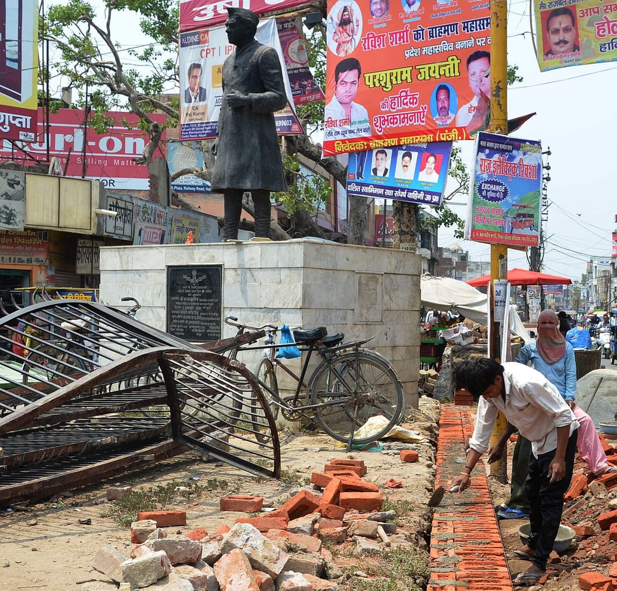  contempt petition No imposing statue of Nehru