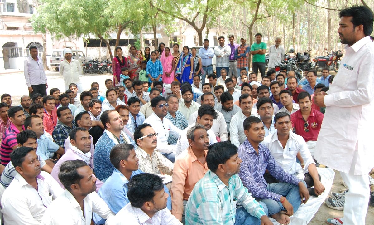 Employment office worker holding cell will Talbandi