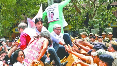 kejriwal attack on PM Modi in Halla bol dharna