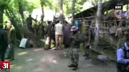 Suspected terrorists loot 3 rifles from police picket in Kulgam