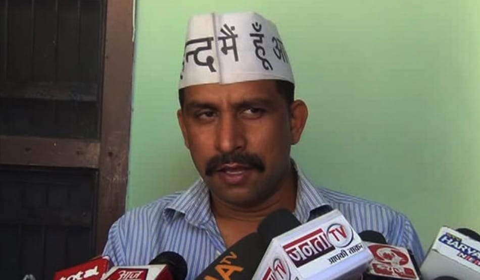 AAP workers bringing cows tied to the house of a cabinet minister