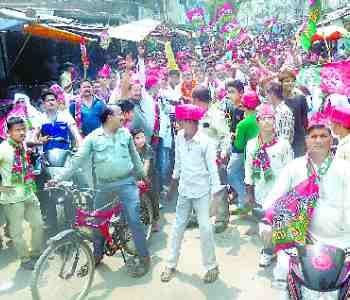 SP activists drove bicycles
