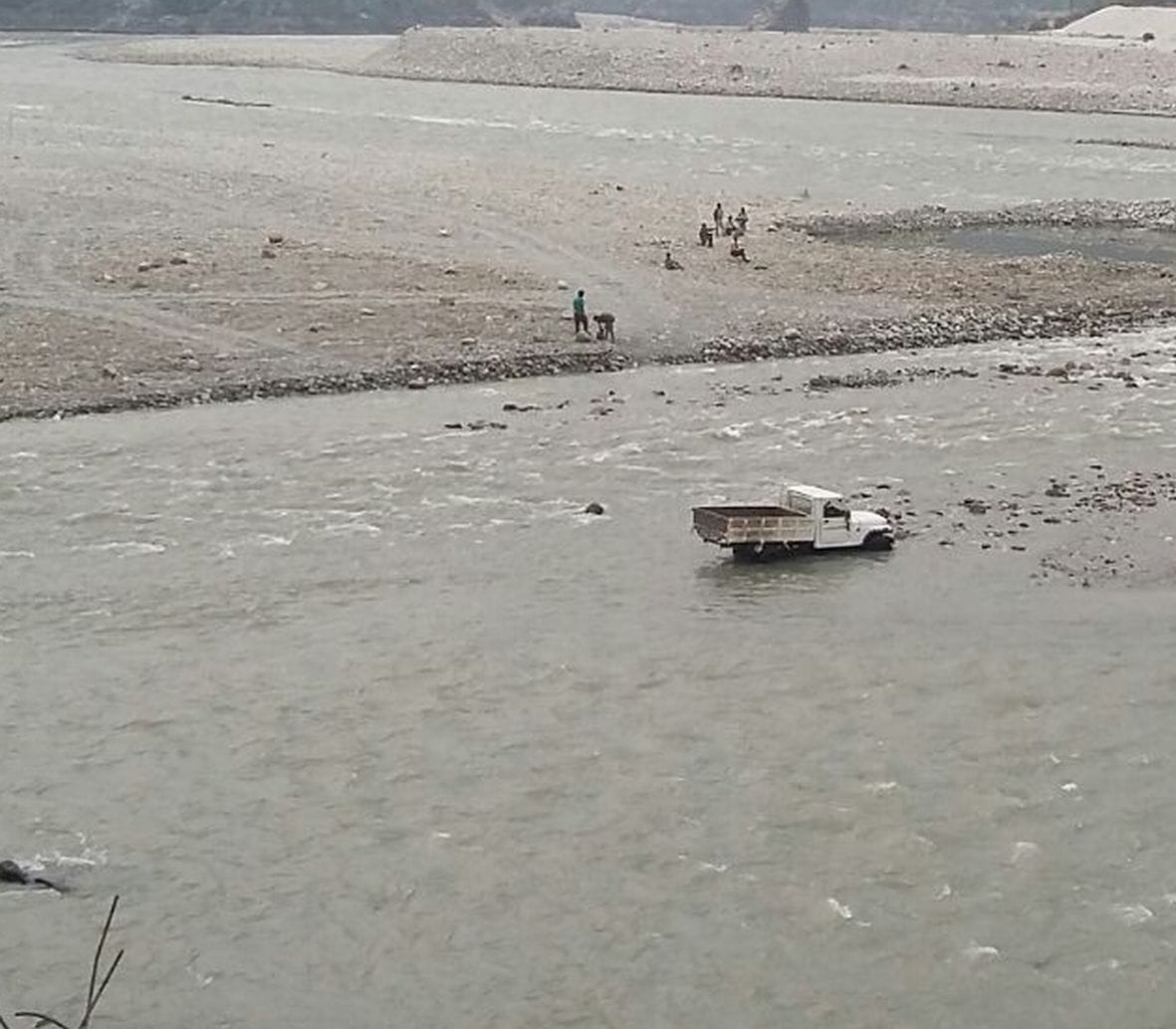 40 workers trapped by the rising water level of the Alaknanda