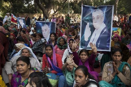 rampal court hearing, rampal supporters crowd, karontha kandcourt  hearing, rohtak, haryana