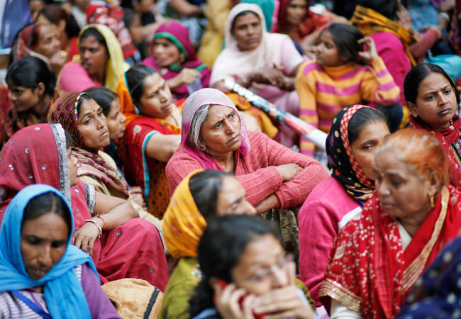 rampal court hearing, rampal supporters crowd, karontha kandcourt  hearing, rohtak, haryana