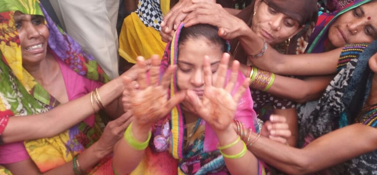echatee lain ka taar tootakar yuvak par gira, maut