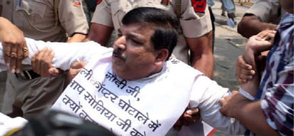 arvind kejriwal blamed Gandhi family has some secrets of Modi ji 
