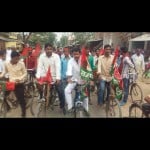 साइकिल चलाकर गिनाई सपा की उपलब्धियां।