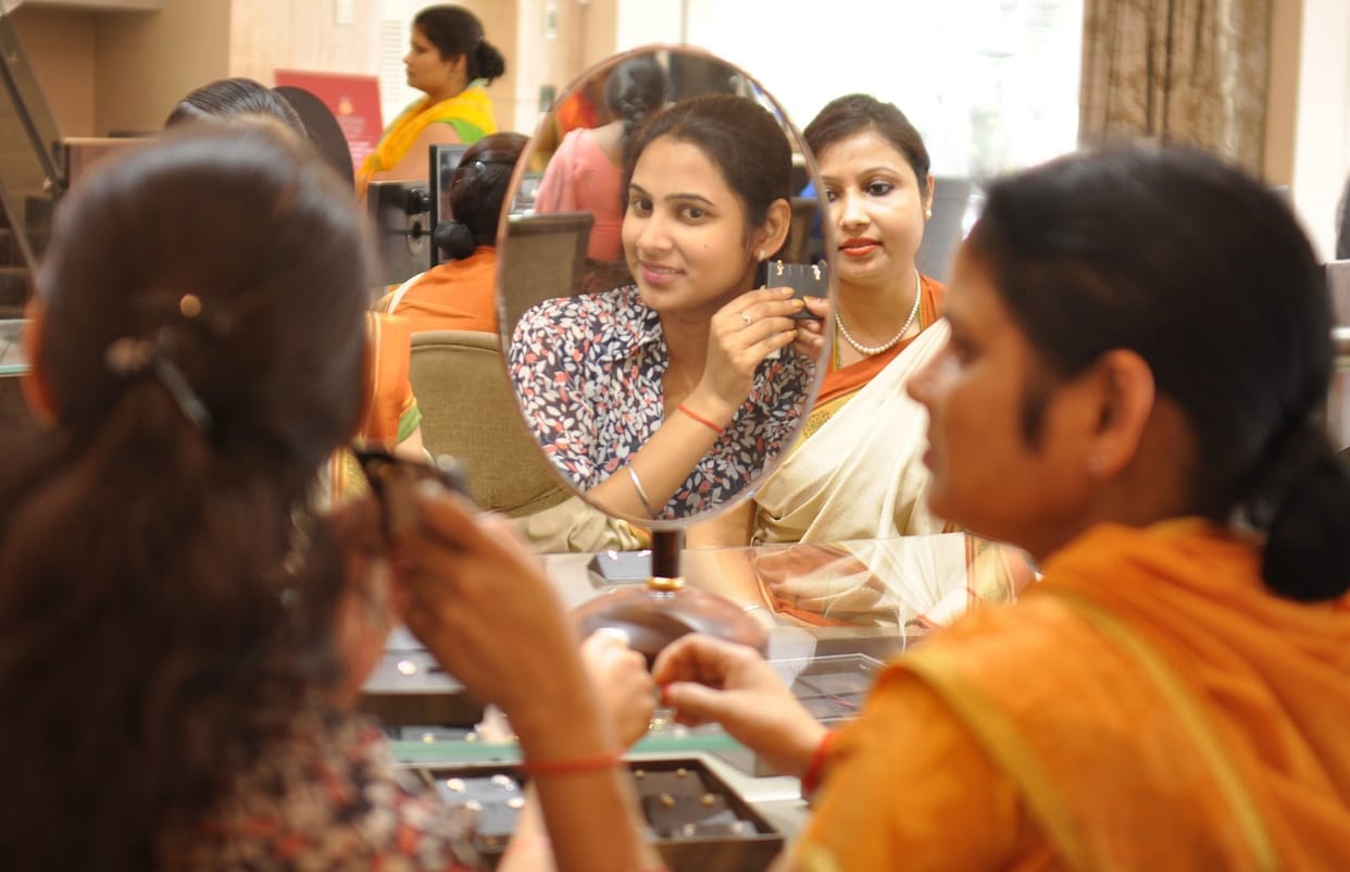 women buy jwellary on akshay tritiya 
