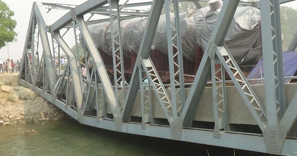 bridge breaks due to 128 tyre truck, overloaded truck break gohana bridge, yamunanagar