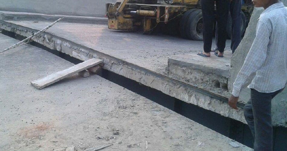 bridge breaks due to 128 tyre truck, overloaded truck break gohana bridge, yamunanagar