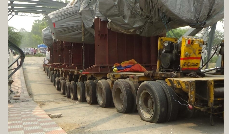 Divided into two groups on overloaded vehicles Transporter