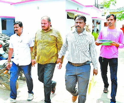 fraud saint looted mumbai jeweller