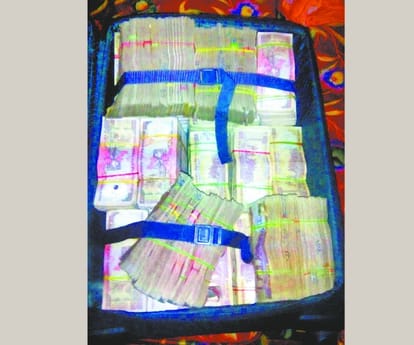 fraud saint looted mumbai jeweller