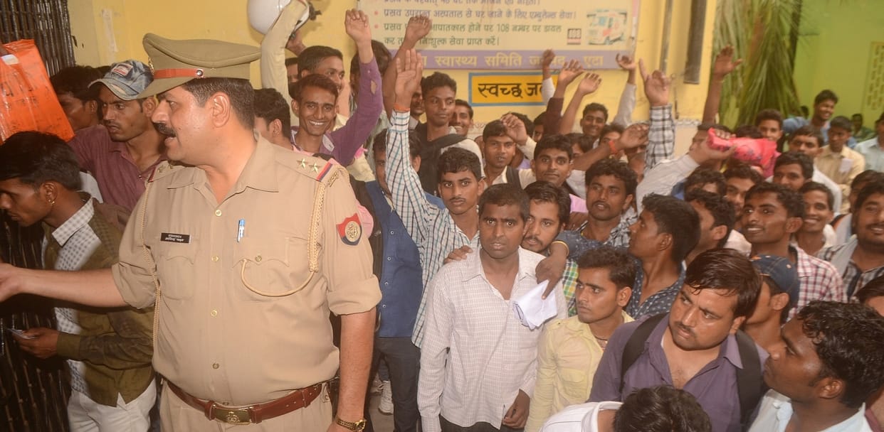sanvida karmiyon kee bhartee ke dauraan seeemo kaaryaalay mein hangaama, todaphod