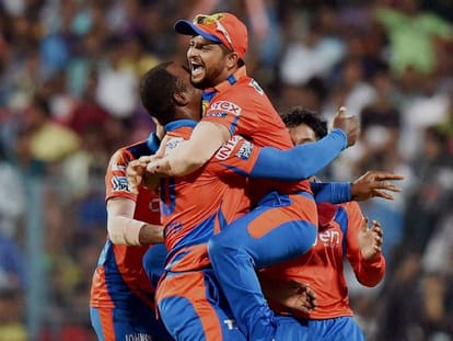 Praveen kumar surprised on eden gardens ground